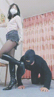 【琳琳S】长靴黑丝强迫狗舔干净 bf23180