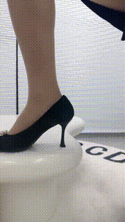 【狗哥】银行白领高跟踩狗舌-原味肉丝脚捂狗 bf26453