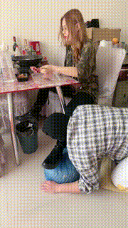 【初见】主人回家吃饭狗在下面伺候脚 bf10515