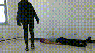 【00后天使女主】运动鞋；黑棉袜；裸足踩玩贱狗！