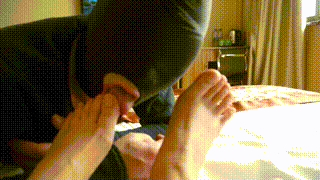 某学院女学生钰钰原味裸足舔