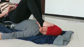 窒息！00后女主运动鞋，踩脚裤棉袜，裸足捂脸堵嘴！