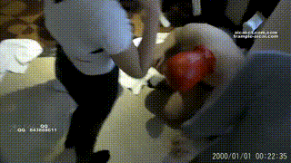 【七小主】众多女生臭脚围殴头套男