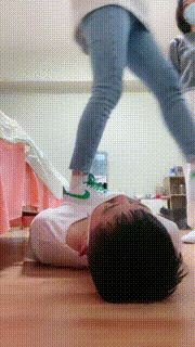 【罗宾】素人小姐姐第一次踩狗 bf7280