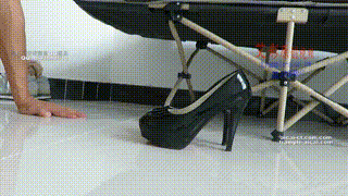 【跪舔】00后女主熟睡中的黑丝高跟对高跟膜拜！