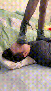 【素人星探】素人短靴黑丝踩喂口水 bf24682