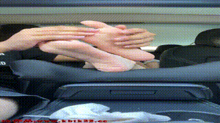 哄骗小女友车上挠小嫩足