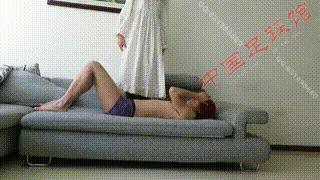 00后天使女主长裙黑丝全体重踩脸舔足虐下体！