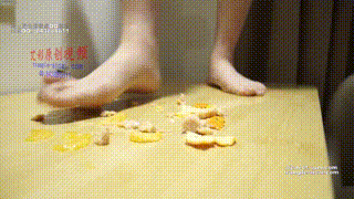 瑶瑶学生主裸足踩踏喂食