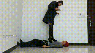 甜美【媛媛女主】高跟全体重践踏贱狗身体下体!