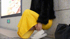 【足愉心】 NO.010 星朵（搭配：黑色毛衫、黄色连衣裙、绒毛拖鞋、白色棉袜、裸足-横板