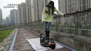 【黑丝诱惑】姣姣室外公园首次被舔脚 YC-221123