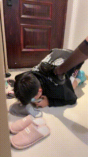 【桃酥】求调学弟被虐-踩踏拖鞋耳光闻舔裸足黑丝脚 bf26927