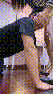 【魅儿】人肉坐垫高跟肉丝踩踏闻舔 bf33393