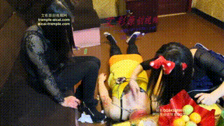 KTV两长发美女S极度羞辱（六）